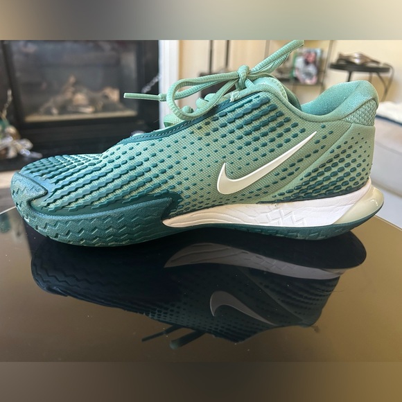 NIKE Women’s Tennis Court Shoes - Picture 10 of 11